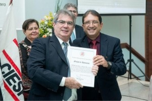João Zaine presta homenagem à indústria PREMA por projetar Rio Claro no setor de imunização de madeira Junho de 2015